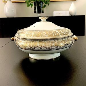 WEDGWOOD England Bone China  GOLD FLORENTINE W4219 Covered Serving Bowl